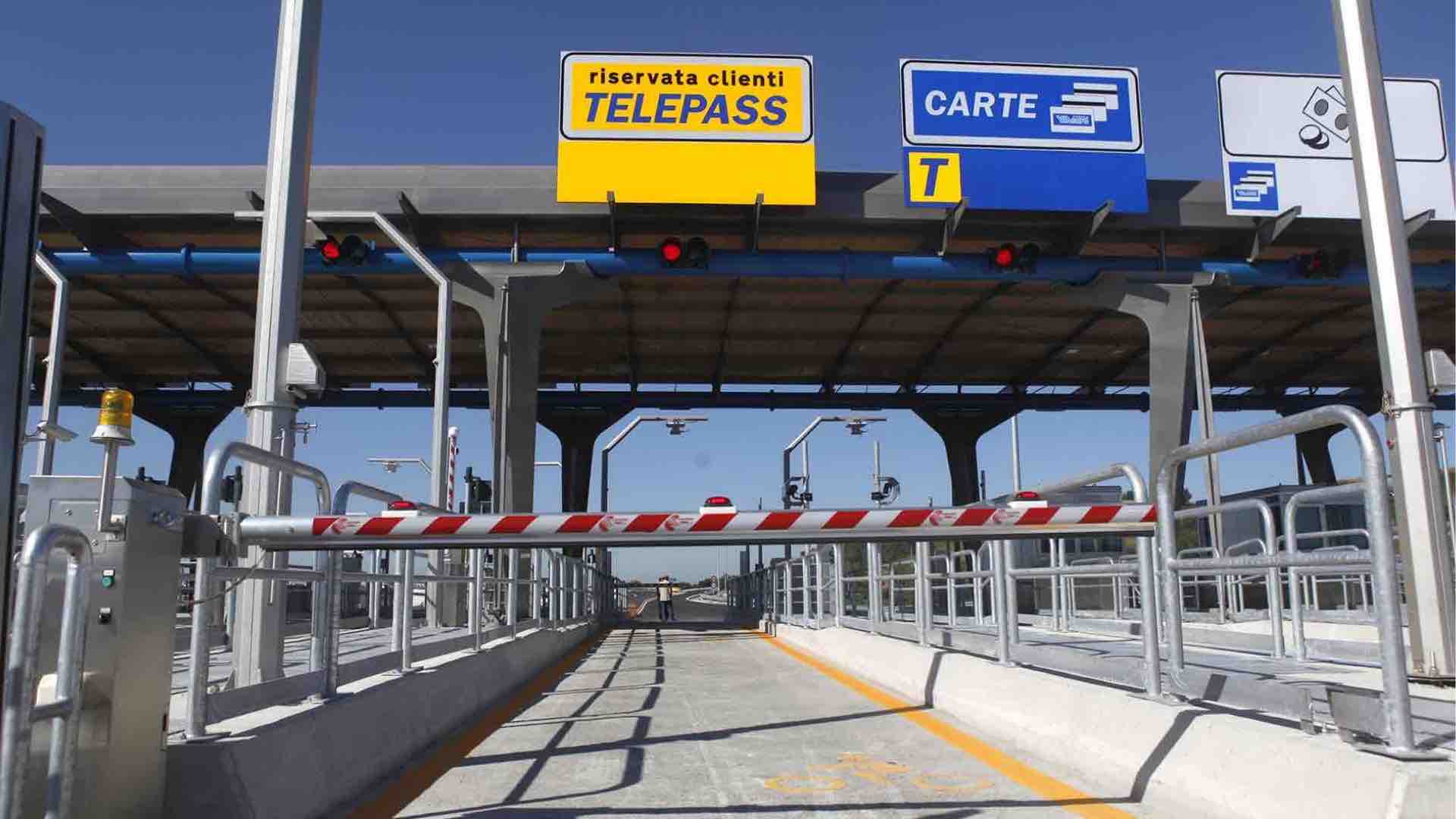 Chiusure dello svincolo di Masone A26. Autostrade per lItalia.