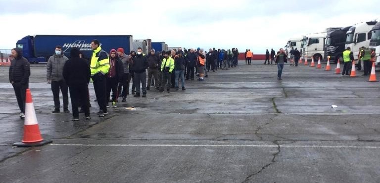 Autisti in coda per i test 001 v2