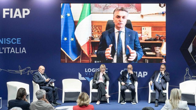 FIAP Logistic Village 2026 apre a Transpotec la piu grande piattaforma di confronto sulla logistica italiana. Allinaugurazione il governo sceglie la distanza. FIAP tende la mano le porte del Padi 3