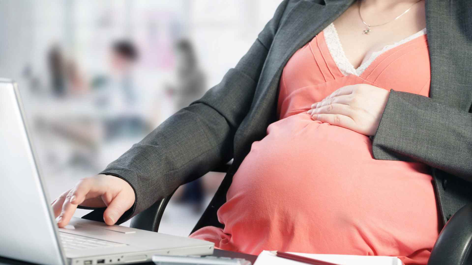 Interdizione al lavoro pre e post partum quando e prevista.