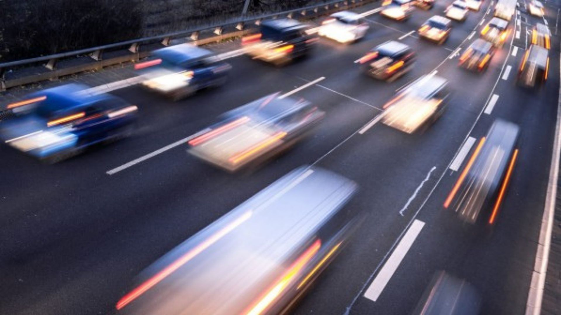 Traffico autostradale in movimento 001 v2