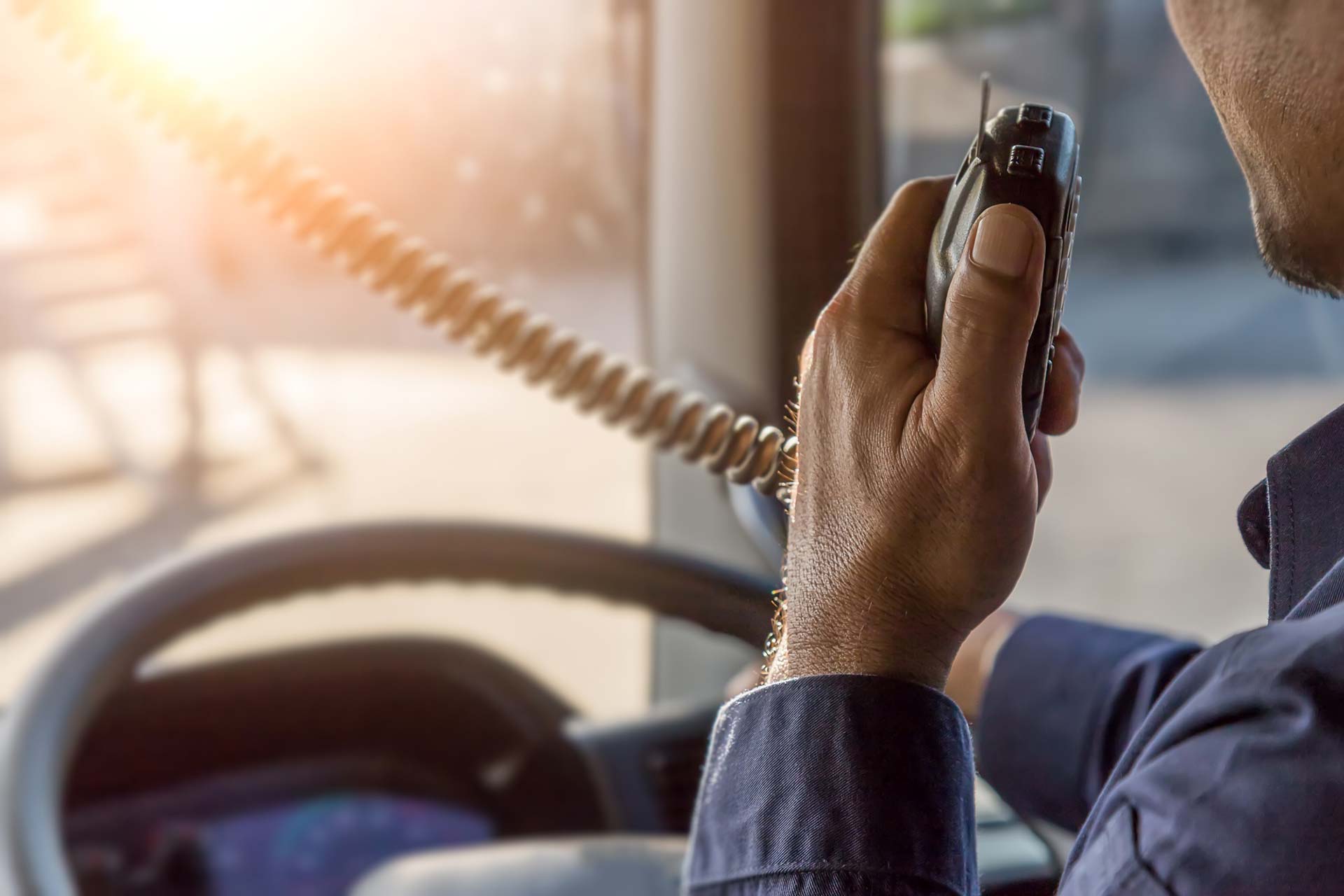 camionista parla via cb radio nel camion 1920x1080 small