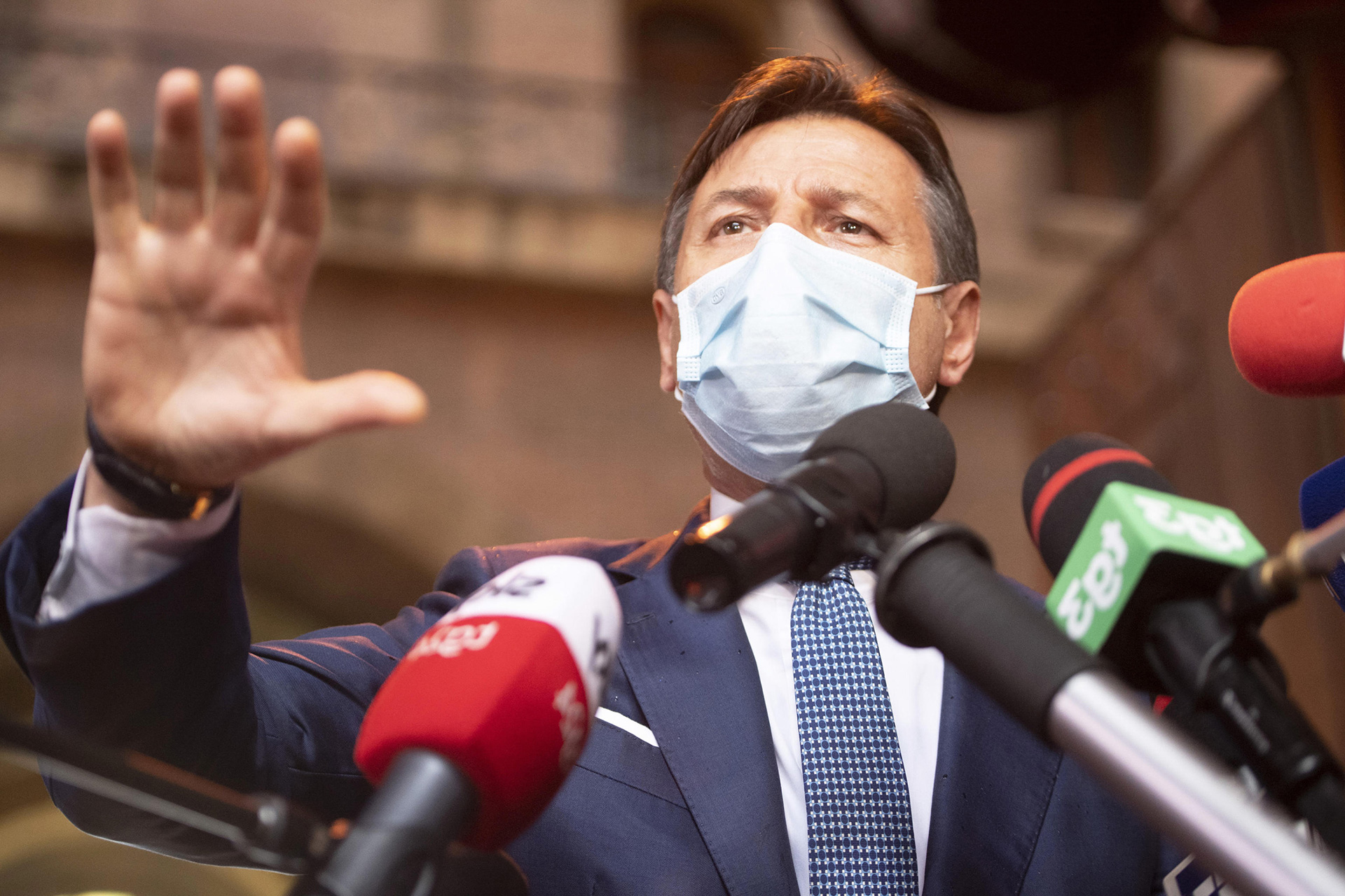 giuseppe conte con mascherina 1920 small